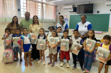 Foto - Entrega Kits Escolares - EMEF Profª Maria do Carmo da Silva Julião